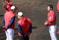 　登板を終え、新井監督（左）に声をかけられる床田