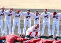 　新井監督（中央）はナインと肩を組み円陣で日南キャンプを打ち上げた（撮影・山口登）