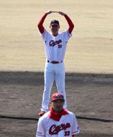 　菊池（手前）からのダイエット指令に笑顔でこたえる新井監督（撮影・山口登）