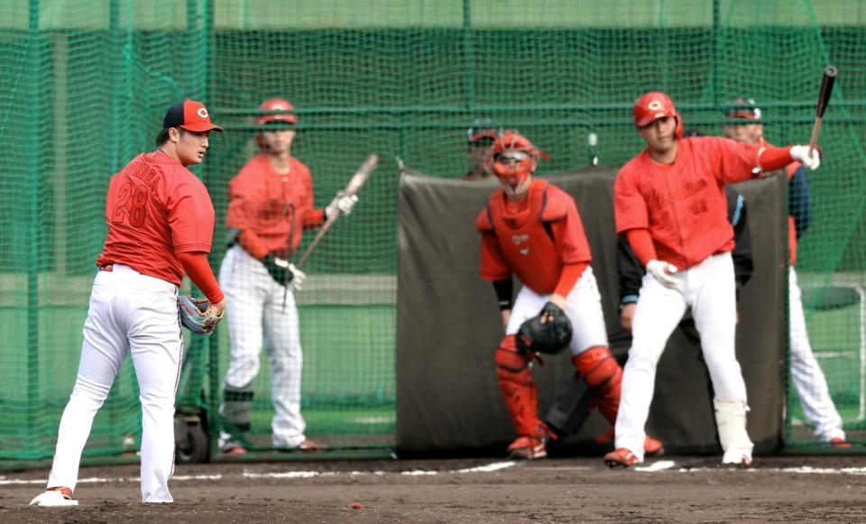 　シート打撃に登板し打者を圧倒する床田（撮影・山口登）