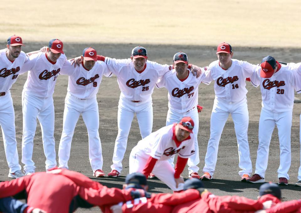 　新井監督（中央）はナインと肩を組み円陣で日南キャンプを打ち上げた（撮影・山口登）