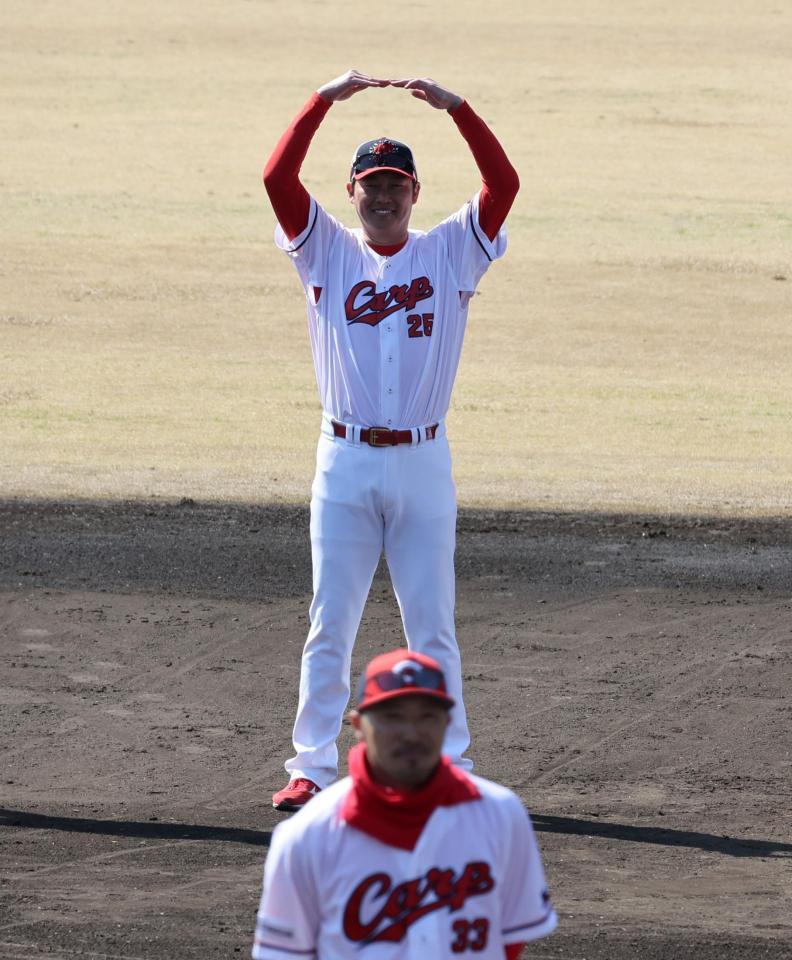 　菊池（手前）からのダイエット指令に笑顔でこたえる新井監督（撮影・山口登）