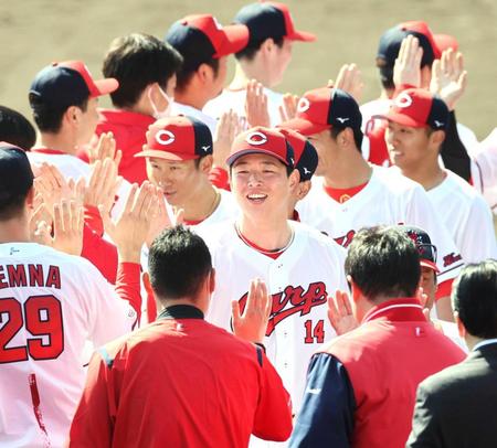 　日南キャンプを打ち上げチームメートとハイタッチする大瀬良（中央）＝撮影・山口登