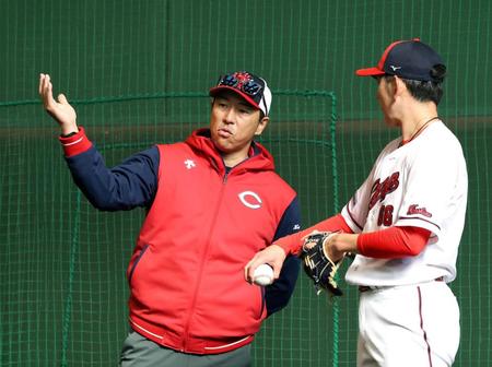 　遠藤（右）アドバイスする黒田球団アドバイザー