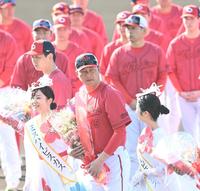 　歓迎セレモニーで花束を受け取る新井監督（撮影・田中太一）