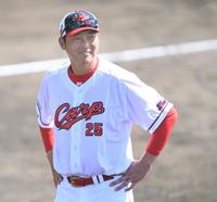 　練習を見守る新井監督（撮影・田中太一）