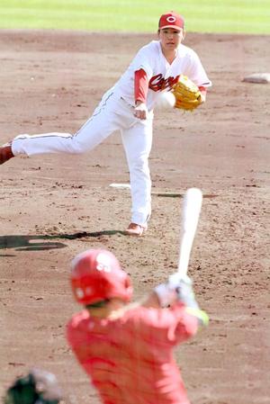 　紅白戦で西川（手前）と対決する河野（撮影・田中太一）