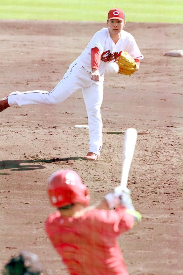 　紅白戦で西川（手前）と対決する河野（撮影・田中太一）