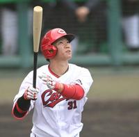 　７回、右越えへソロを放つ坂倉（撮影・田中太一）