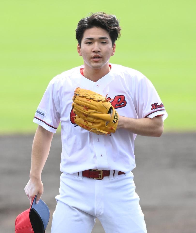 　河野は投球前、マウンドで跳ねて気持ちを落ち着かせる（撮影・田中太一）