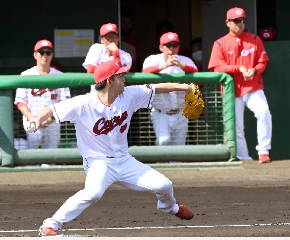 　先発の河野は新井監督（奥右から２人目）が見る中、好投する（撮影・田中太一）
