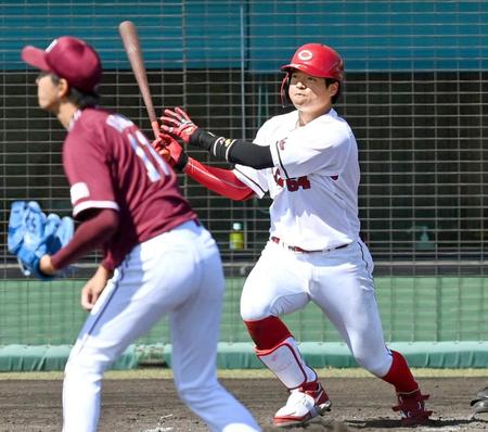 　４回、岸から二塁打を放つ韮沢（撮影・田中太一）