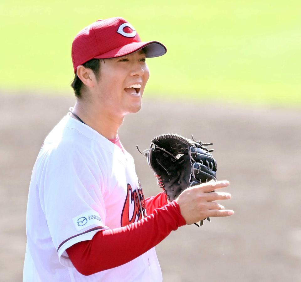 　６回、鈴木大を併殺に仕留め笑顔を見せる益田（撮影・田中太一）