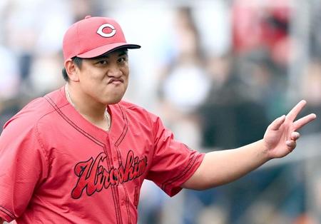 　３回、古巣・巨人相手に無失点に抑えた戸根（撮影・田中太一）