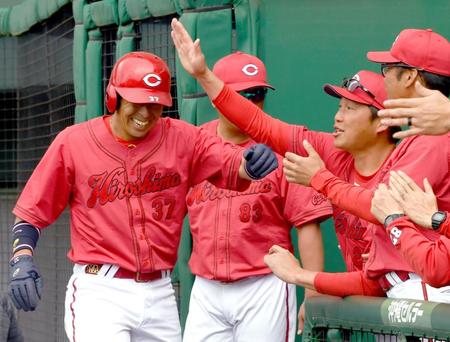 　１回、菊池の適時打で生還した野間の頭をはたいて祝福する新井監督（撮影・田中太一）