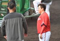 　中田（左）にあいさつする戸根（撮影・佐藤厚）