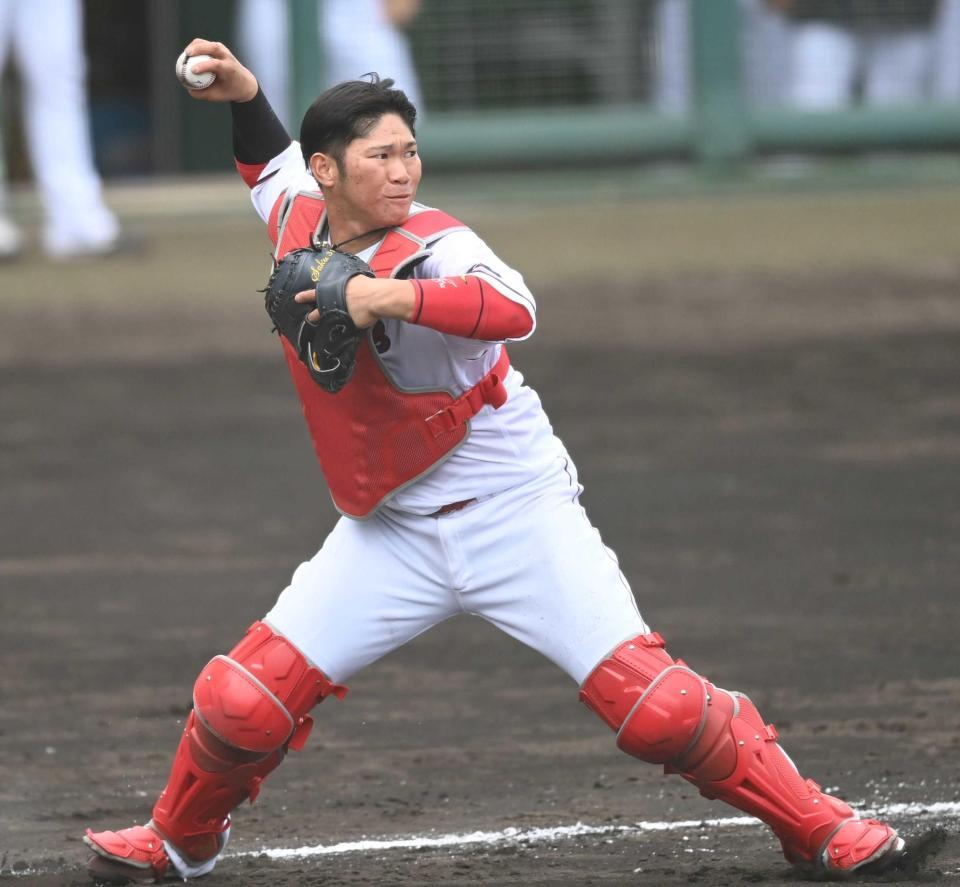 　今季から捕手専任となった坂倉。リード面に加え、盗塁阻止なども要求される