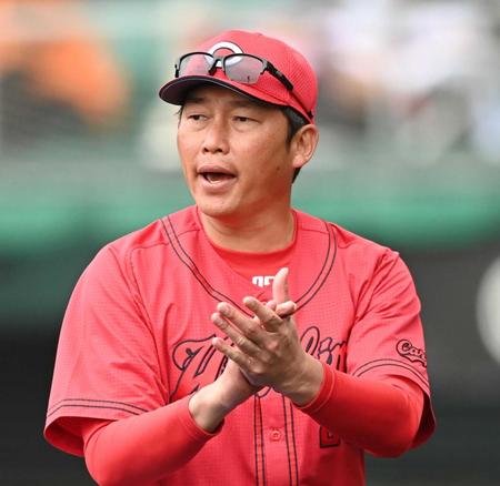 　４回、投手交代を告げた新井監督は、守備位置へ向かう選手を鼓舞しながらベンチへ戻る（撮影・田中太一）