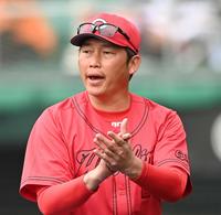 　４回、投手交代を告げた新井監督は、守備位置へ向かう選手を鼓舞しながらベンチへ戻る（撮影・田中太一）