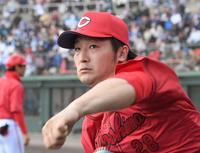 　７回のマウンドへ向かうため、しっかりと準備をする床田（撮影・田中太一）