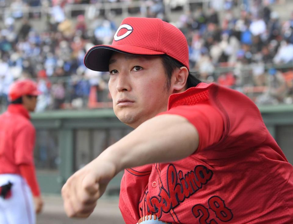 　７回のマウンドへ向かうため、しっかりと準備をする床田（撮影・田中太一）