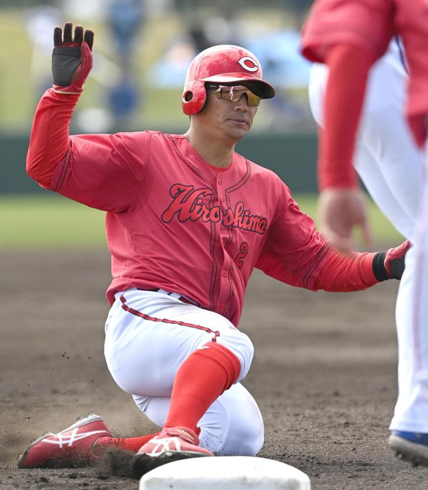 　３回、相手守備の失策の間に三塁へすべり込む田中（撮影・田中太一）