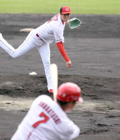 　シート打撃に登板し、堂林を打ち取る森下（撮影・田中太一）