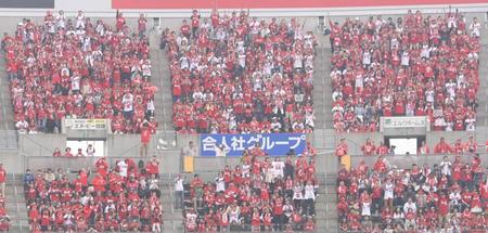 　マツダスタジアムでスクワット応援するカープファン＝１７年