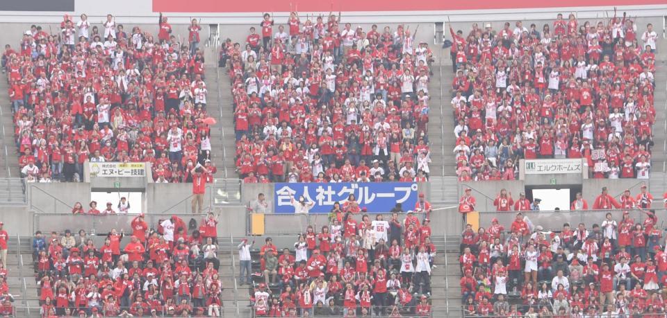 　マツダスタジアムでスクワット応援するカープファン＝１７年