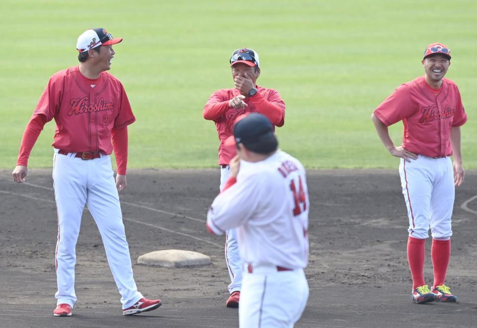 　一人だけホームユニホームの大瀬良を見て大笑いする（左から）新井監督、藤井ヘッドコーチ、菊池（撮影・田中太一）