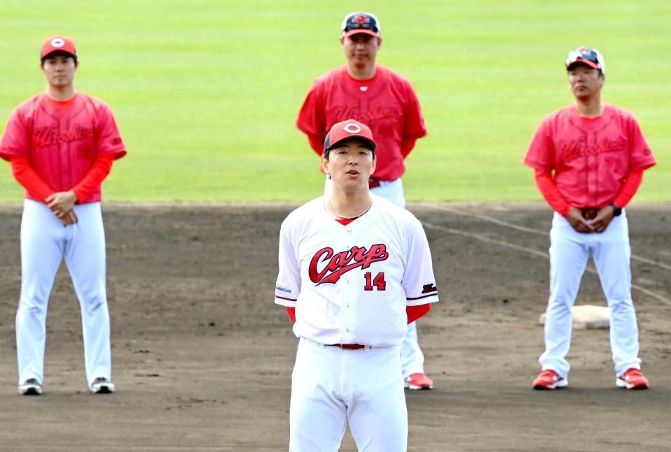 　キャンプを終え、あいさつする大瀬良（中央）＝撮影・田中太一