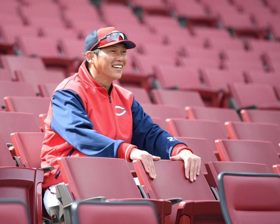 　練習後、リニューアルされた観客席の座り心地を確かめる新井監督（撮影・田中太一）