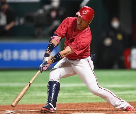 　６回、低めのボールを適時打にする野間（撮影・田中太一）