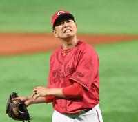 　１回、柳田を空振り三振に仕留め気迫を見せる大瀬良（撮影・田中太一）