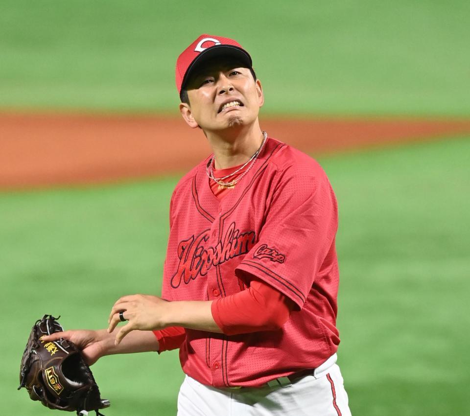 　１回、柳田を空振り三振に仕留め気迫を見せる大瀬良（撮影・田中太一）