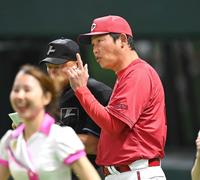 　７回、マウンドに森浦を送り込む新井監督（撮影・田中太一）