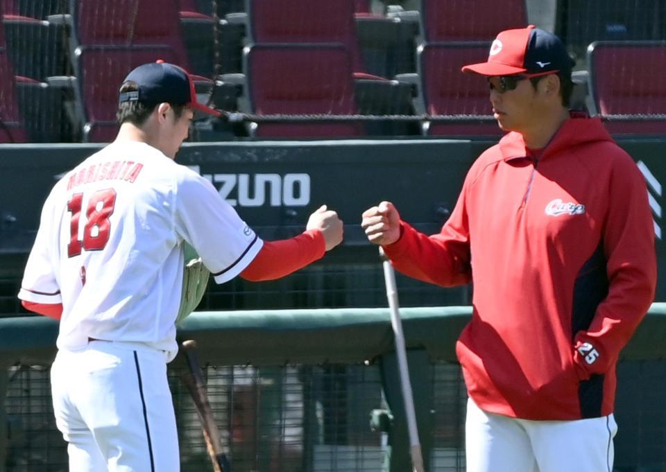 　投げ終わった森下は新井監督とタッチを交わす（撮影・田中太一）