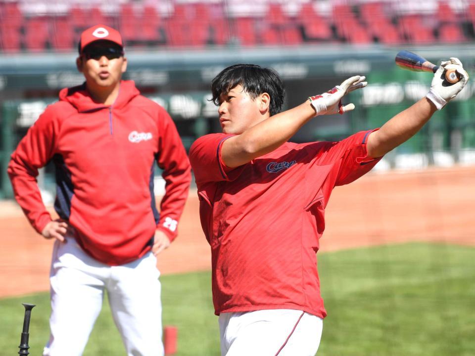 　新井監督（左奥）が見守る中、ティー打撃をする末包（撮影・田中太一）