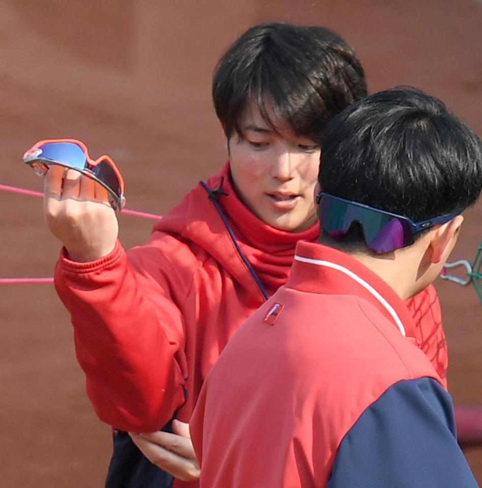 肘を気にする広島・森下（撮影・田中太一）