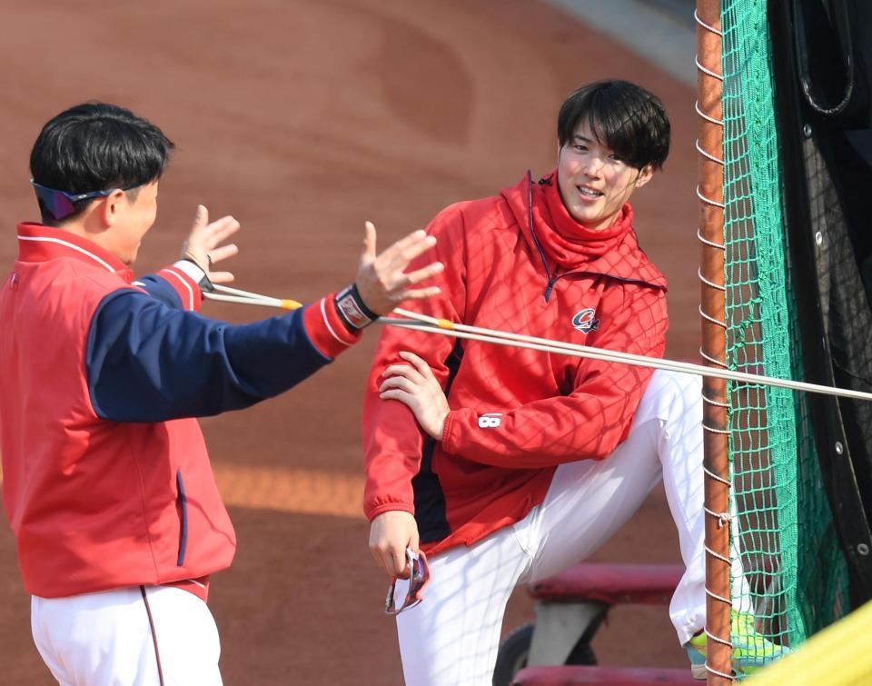 　練習前、森下は右肘を気にしながら大瀬良と話をする（撮影・田中太一）