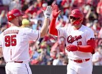 　５回、２ランを放ったマクブルーム（右）はデビッドソンとタッチを交わす（撮影・田中太一）