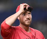 　８回を無失点に抑え、ベンチに戻るターリー（撮影・田中太一）