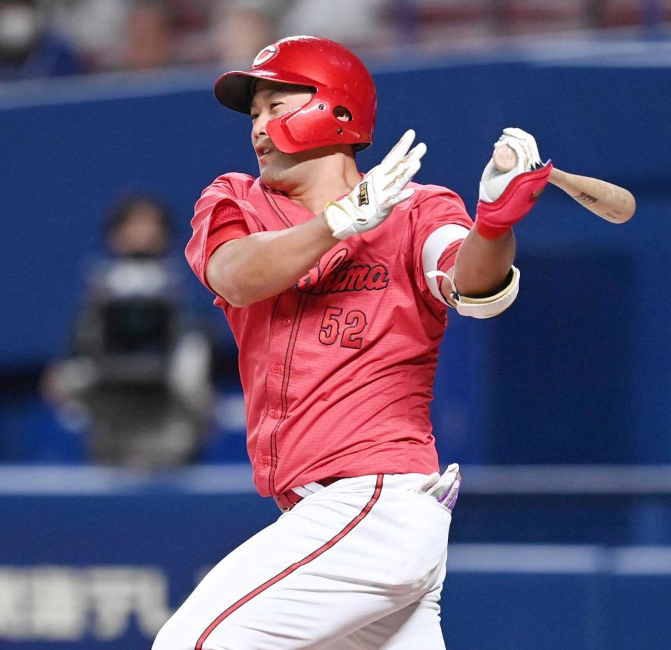 　７回、逆転打を放つ末包