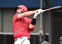 　４回、左越えへソロを放つデビッドソン（撮影・田中太一）