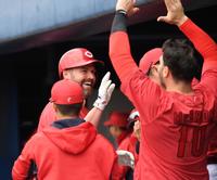 　４回、ソロを放ったデビッドソンはマクブルームに迎えられ笑顔を見せる（撮影・田中太一）