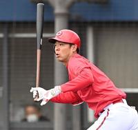 　１回、中前へ安打を放つ秋山（撮影・田中太一）