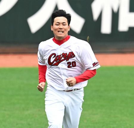 　ブルペンで投げ込んだ後、黙々と走り込む栗林（撮影・田中太一）