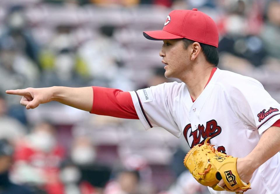 　５回、打球を指差す河野