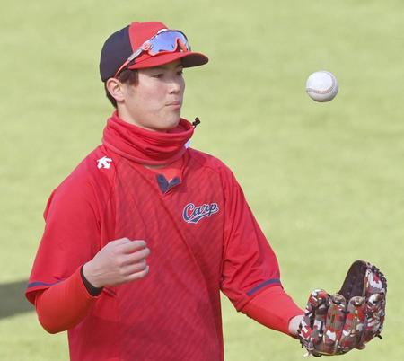 　キャッチボールで調整する森下（撮影・田中太一）