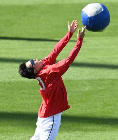 　トレーニング用のボールを投げる栗林（撮影・田中太一）